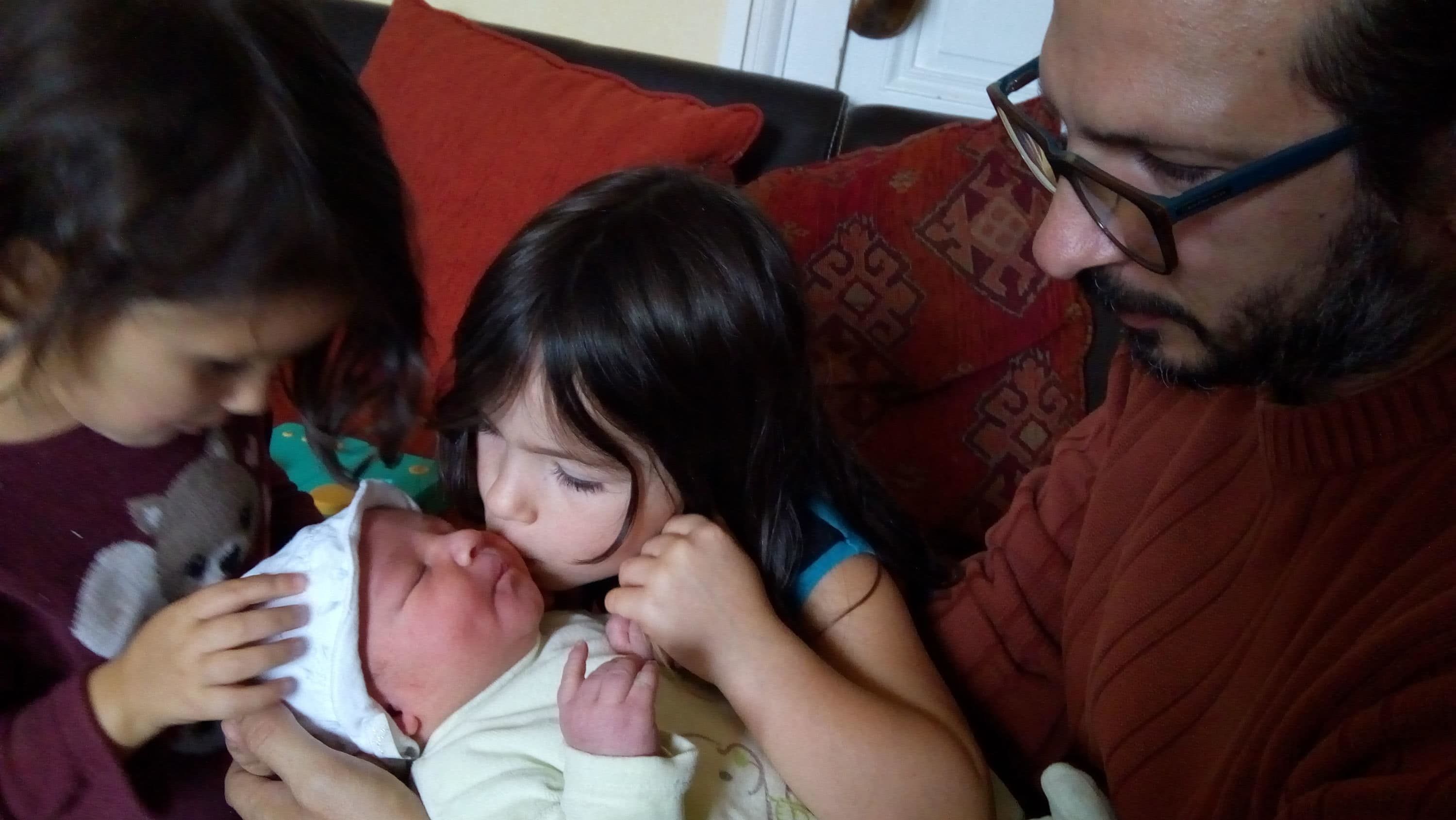 Les filles découvrent leur petit frère